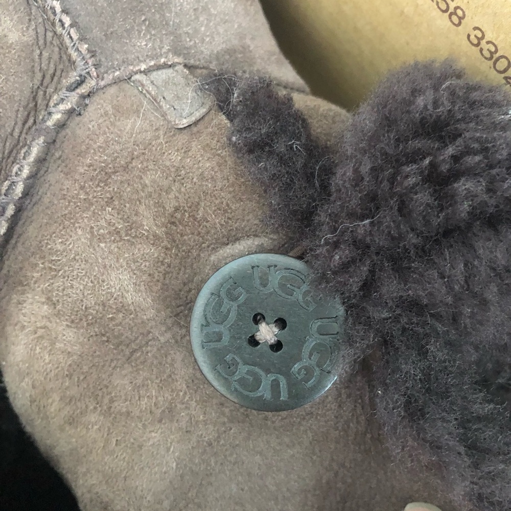 Short brown Uggs S/N 5803 - Picture 10 of 10
